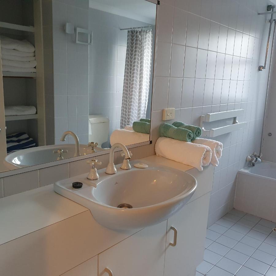 Villa Venezia Apt 3 - Spacious Hervey Bay Beachfront Apartment Bagian luar foto