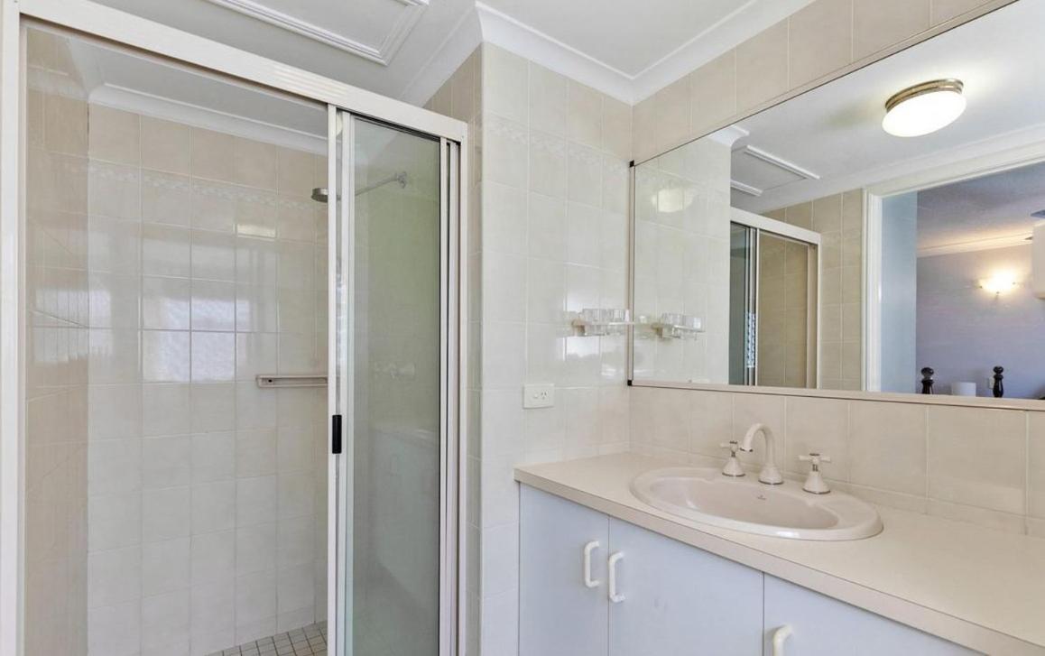 Villa Venezia Apt 3 - Spacious Hervey Bay Beachfront Apartment Bagian luar foto